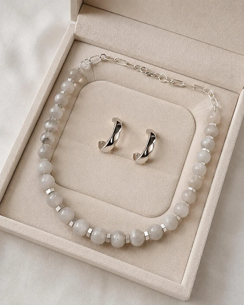 Conjunto Niebla: Collar de ágata blanca y aros de plata