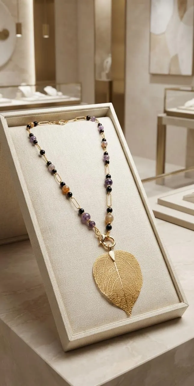 Collar Hoja de Otoño: Amatista, ónix y hoja natural bañada en oro