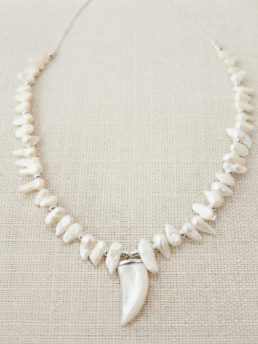 Collar Marea: Perlas keshi y colmillo de nácar
