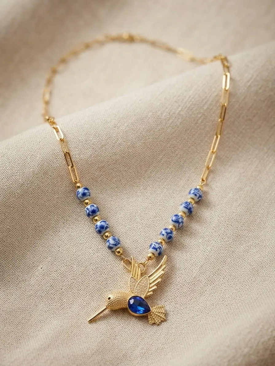 Collar Colibrí Azul: Porcelana pintada y cristal azul