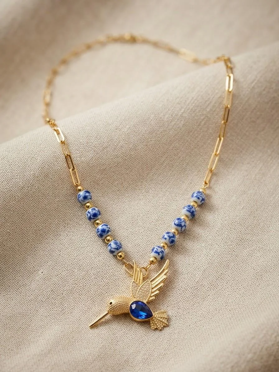 Collar Colibrí Azul: Porcelana pintada y cristal azul